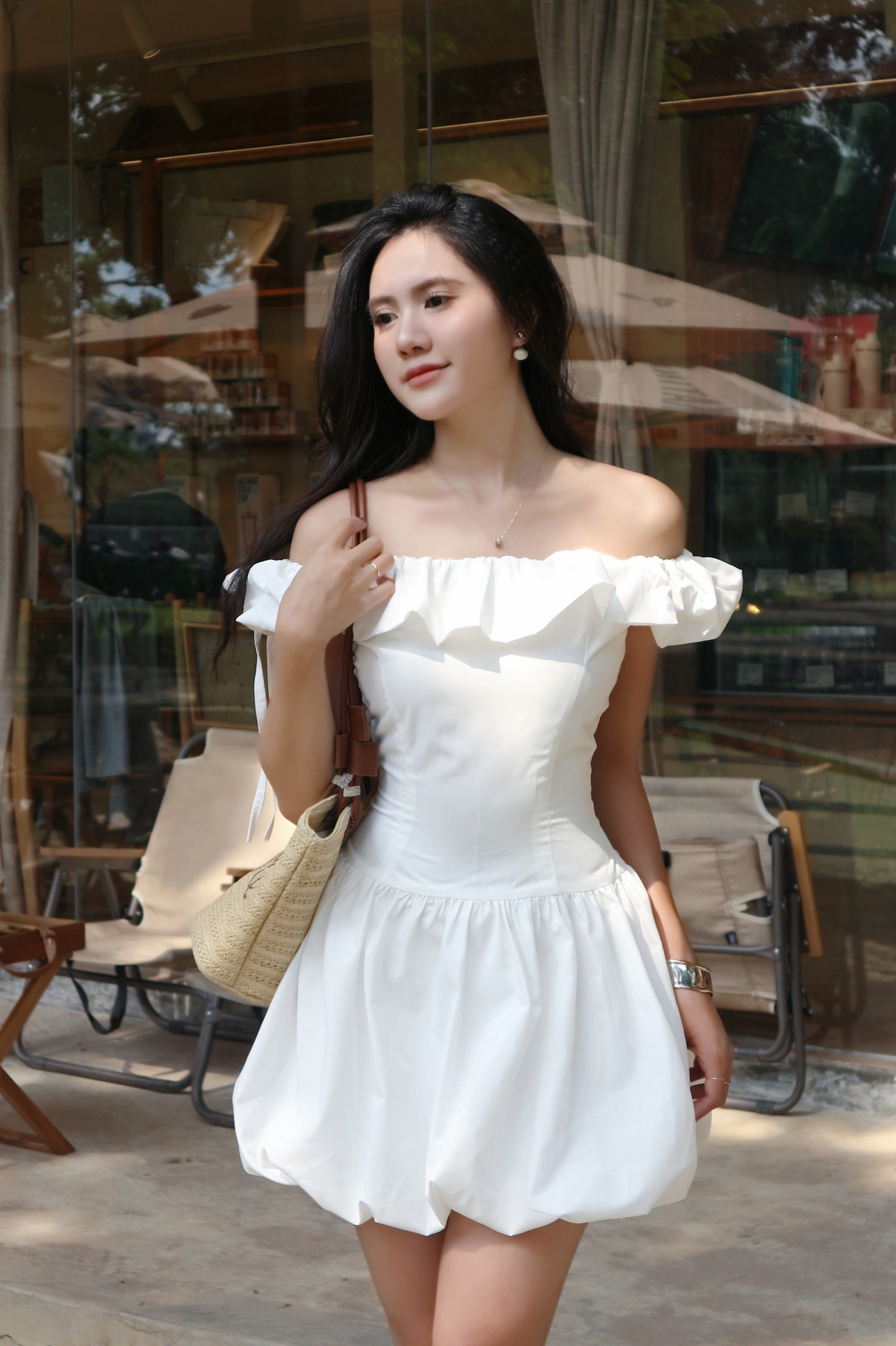 gái xinh mặc váy ngắn