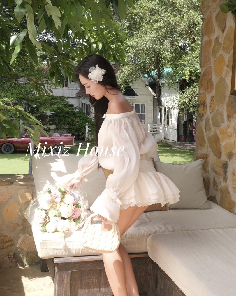 gái xinh mặc váy ngắn