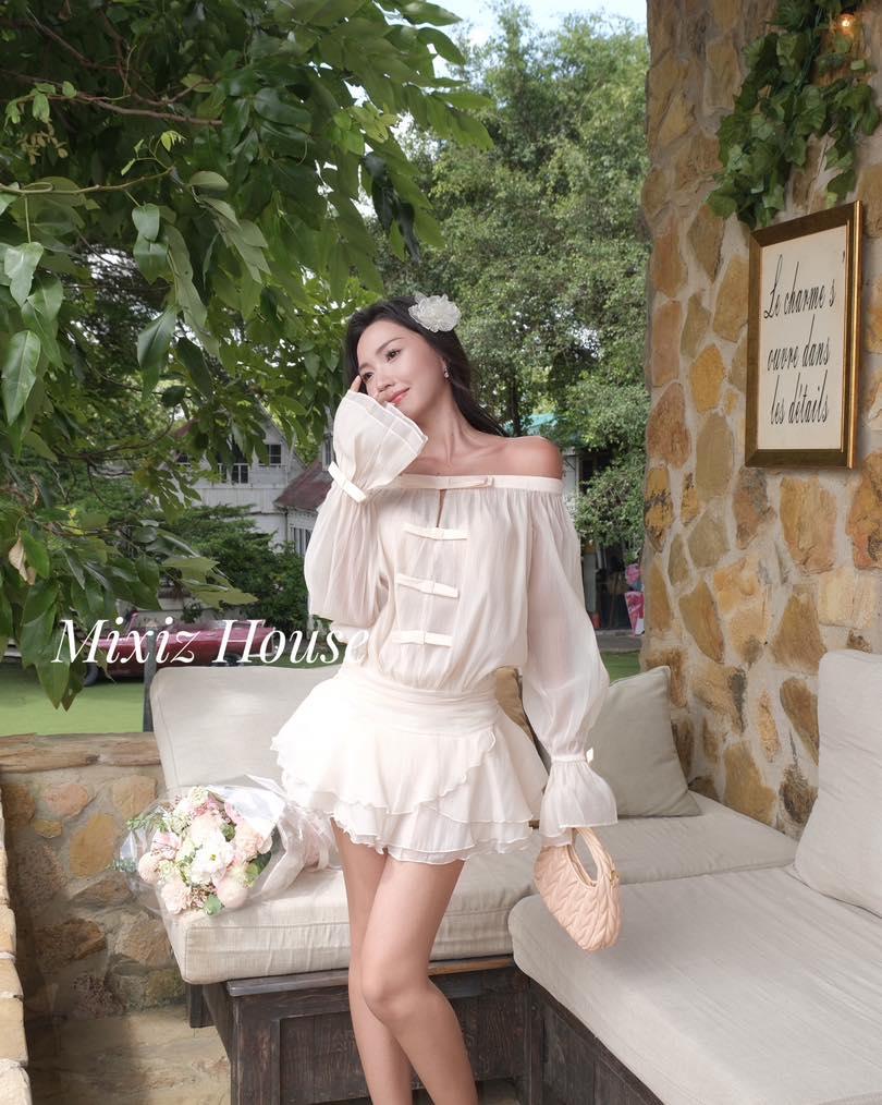 gái xinh mặc váy ngắn