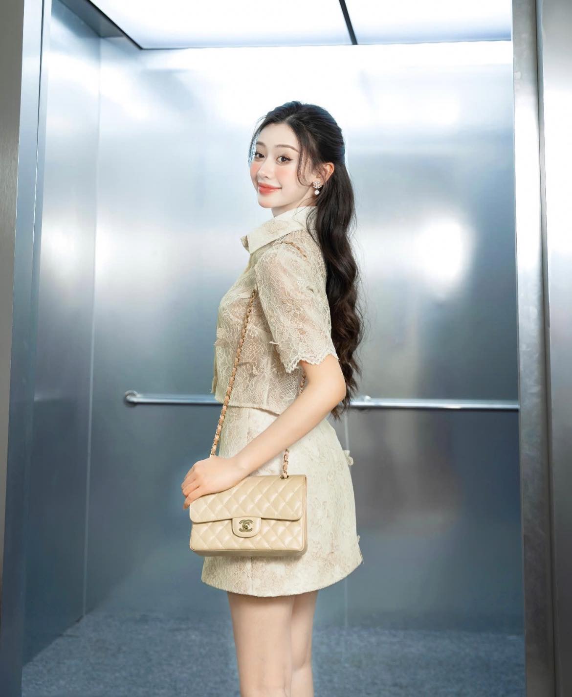 gái xinh mặc váy ngắn