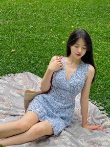 gái xinh mặc váy ngắn