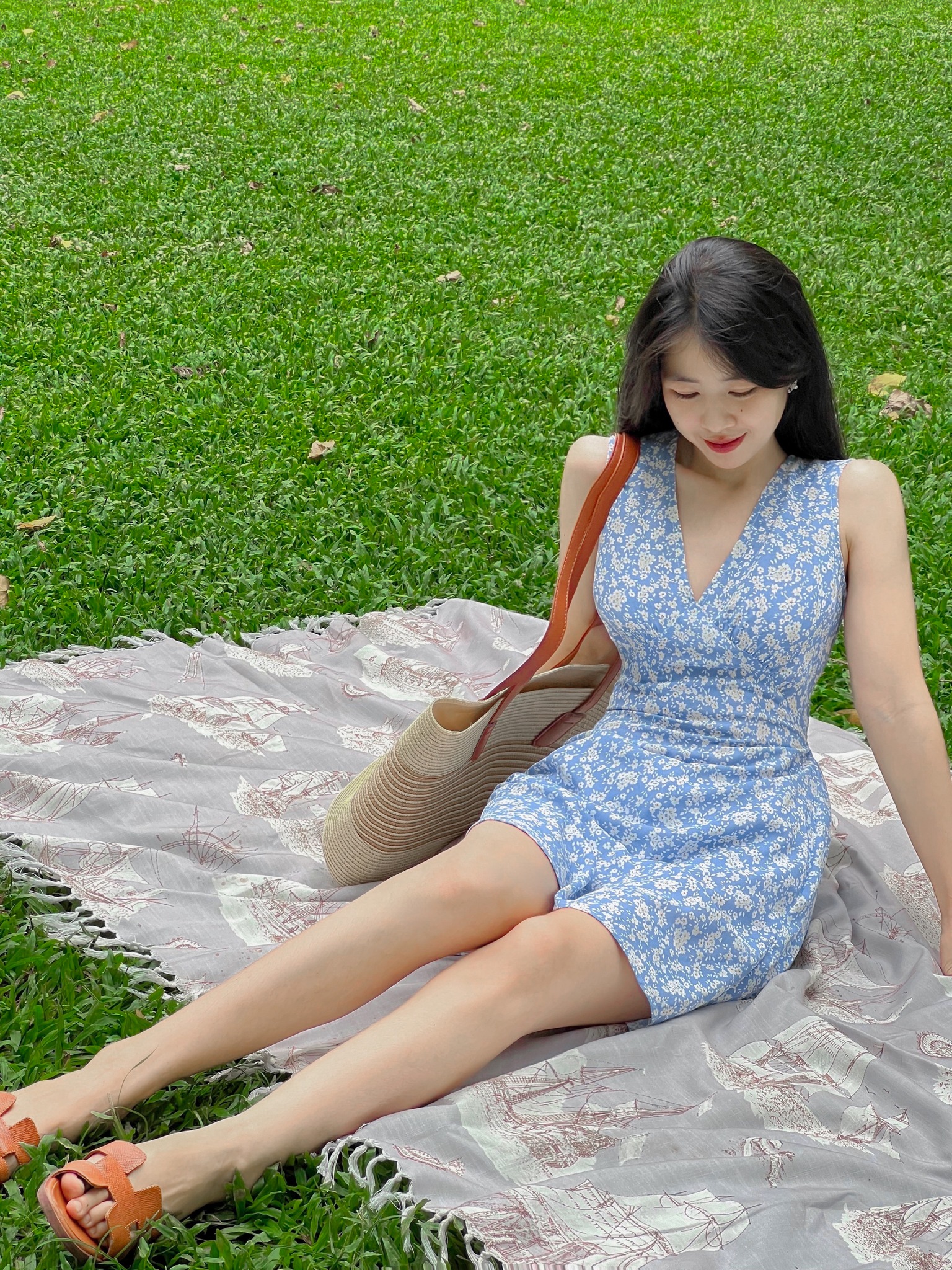 gái xinh mặc váy ngắn