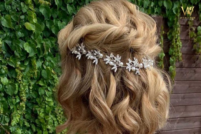 Kiểu tóc cô dâu ngắn đánh rối cài hoa