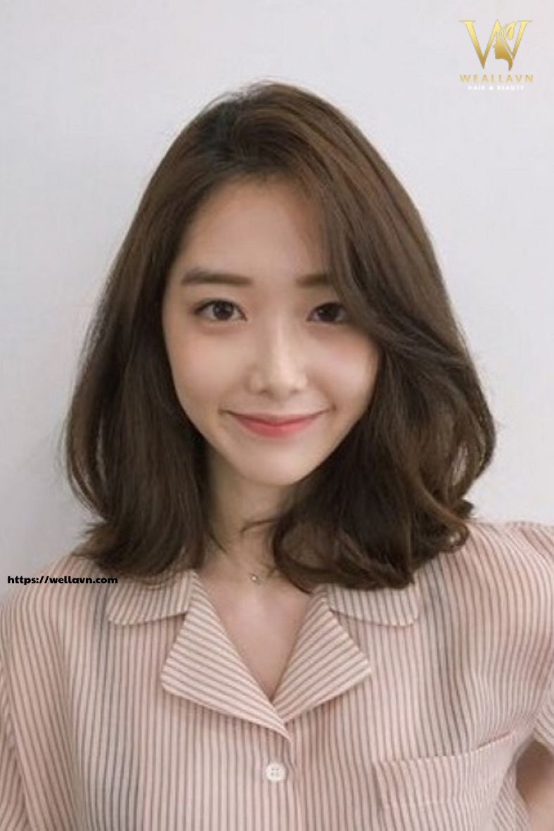 Tóc lỡ ngang vai uốn xoăn nhẹ