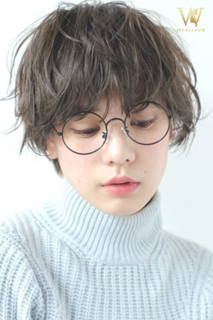 Tóc ngắn nữ đeo kính