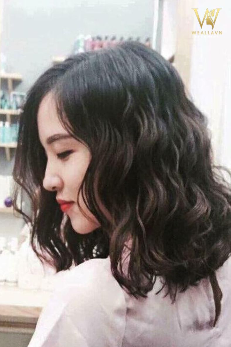 Tóc ngang vai uốn gợn sóng