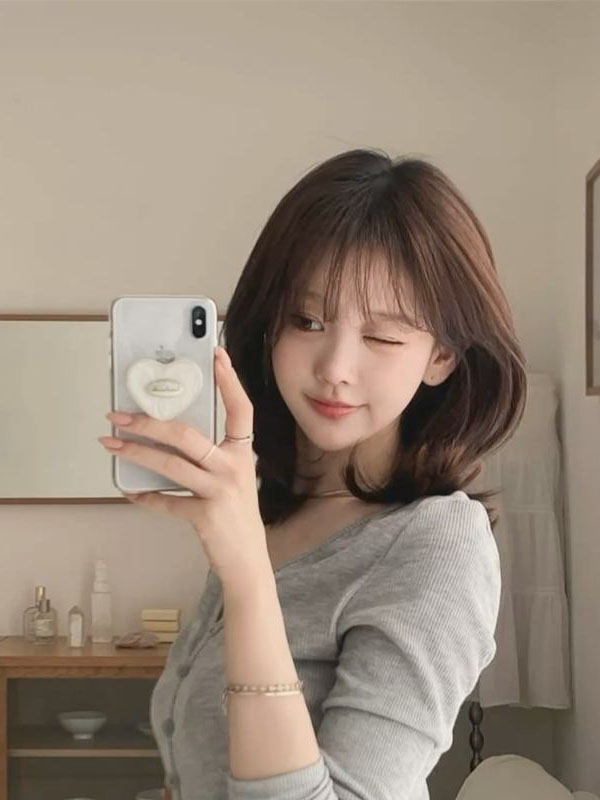 15+ Kiểu Tóc Ngắn Hot Nhất 2026 Giúp Nàng “Ăn Gian Tuổi” Kiểu tóc ngắn mái thưa