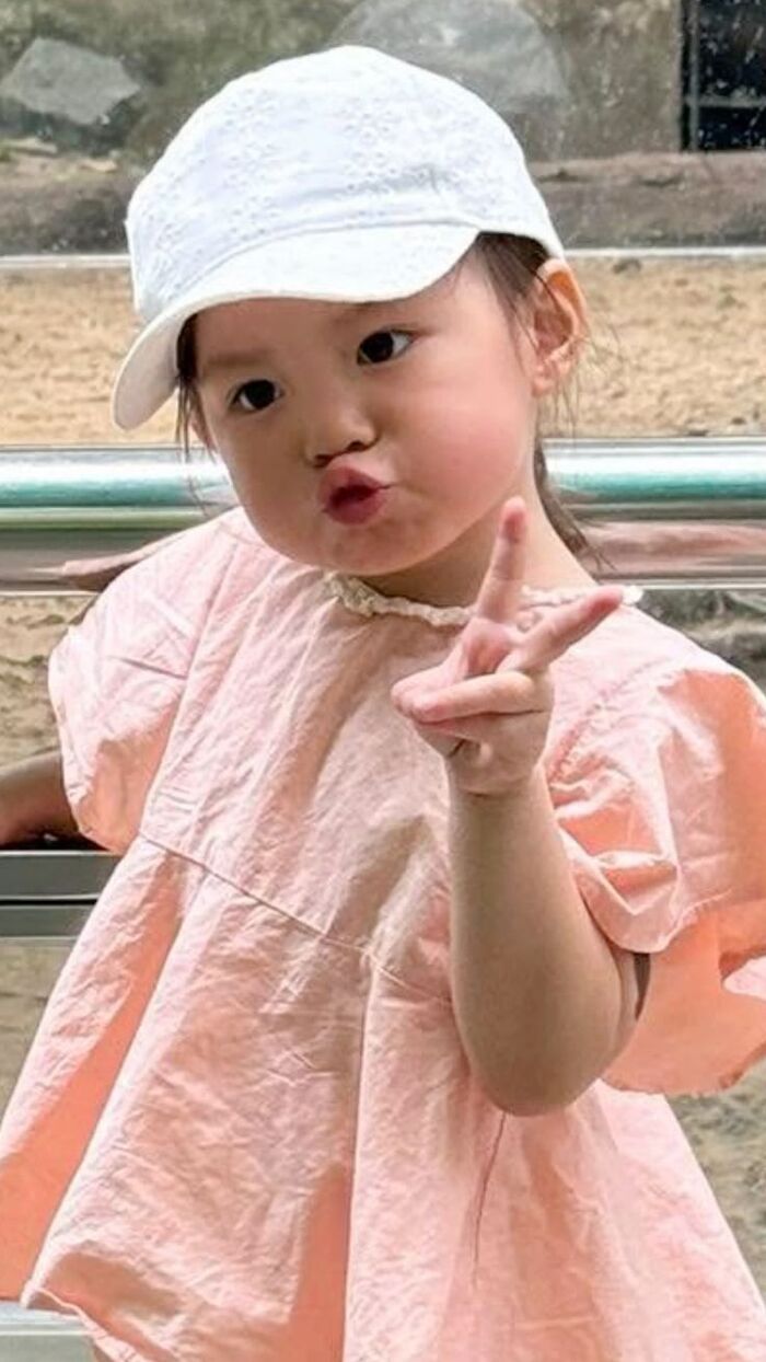 hình bé gái dễ thương