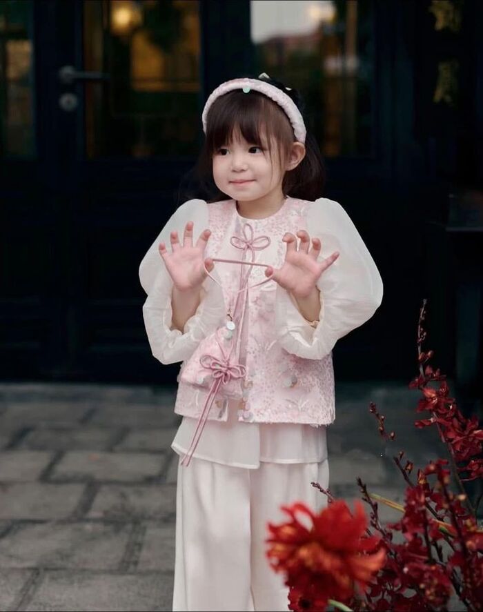 hình bé gái dễ thương