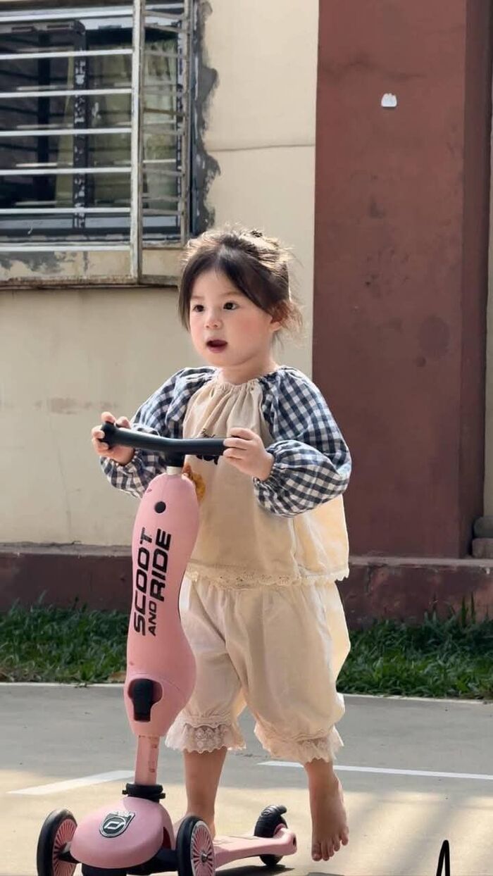 hình bé gái dễ thương