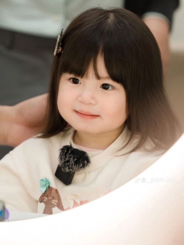 hình bé gái dễ thương