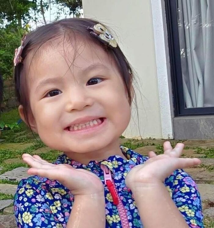 hình bé gái dễ thương