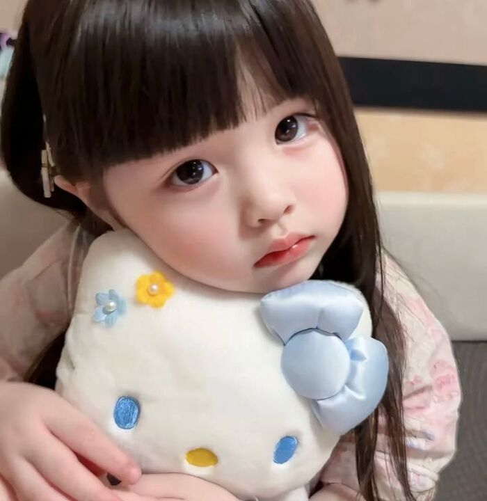 hình bé gái dễ thương