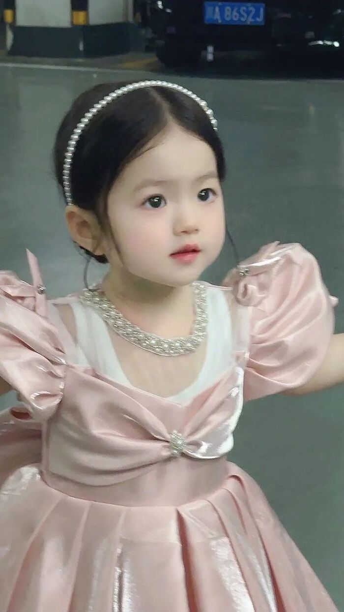hình bé gái dễ thương