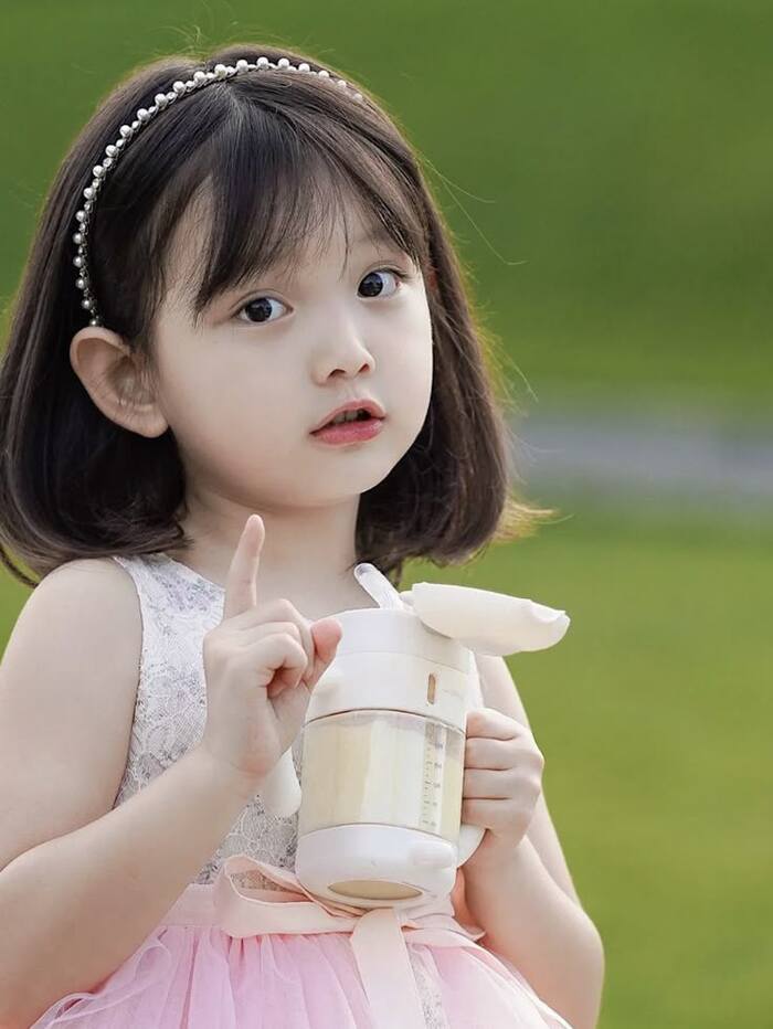 hình bé gái dễ thương
