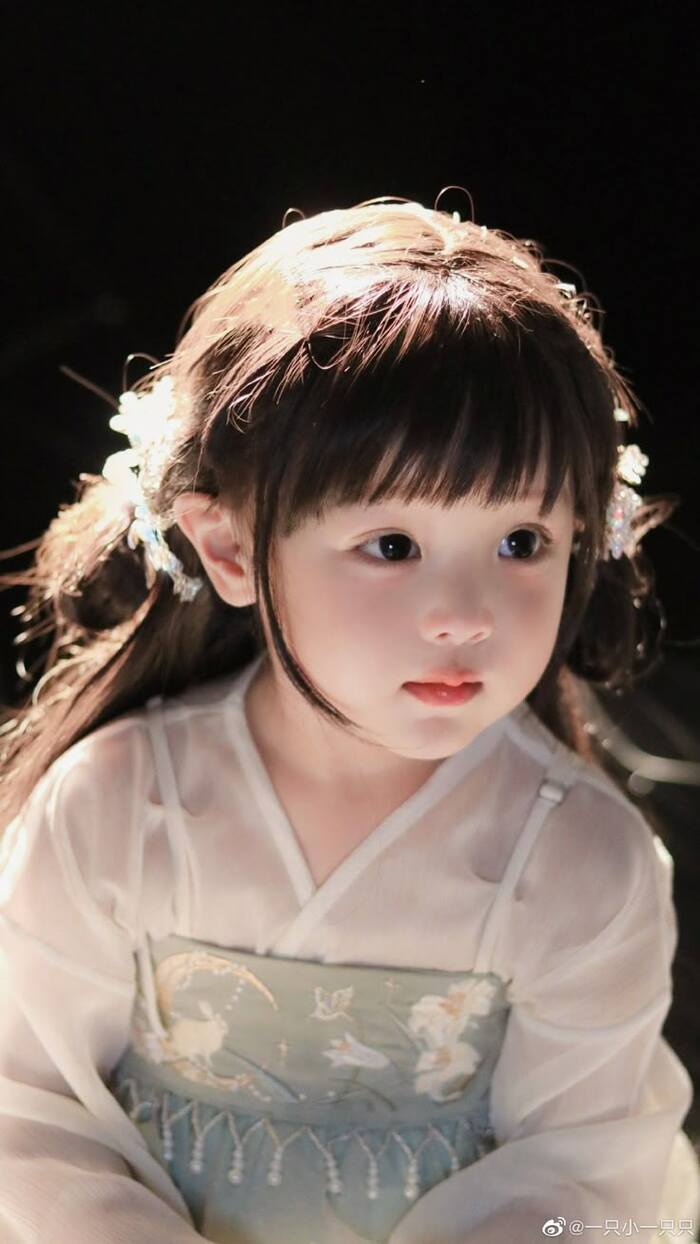 hình bé gái dễ thương