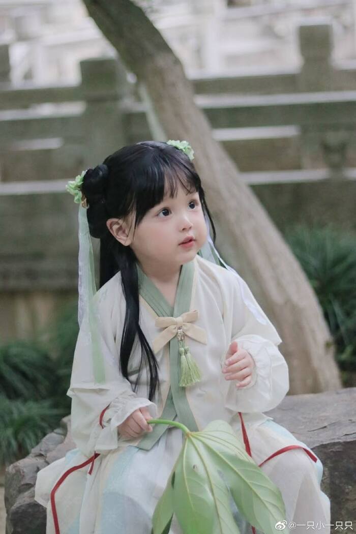 hình bé gái dễ thương
