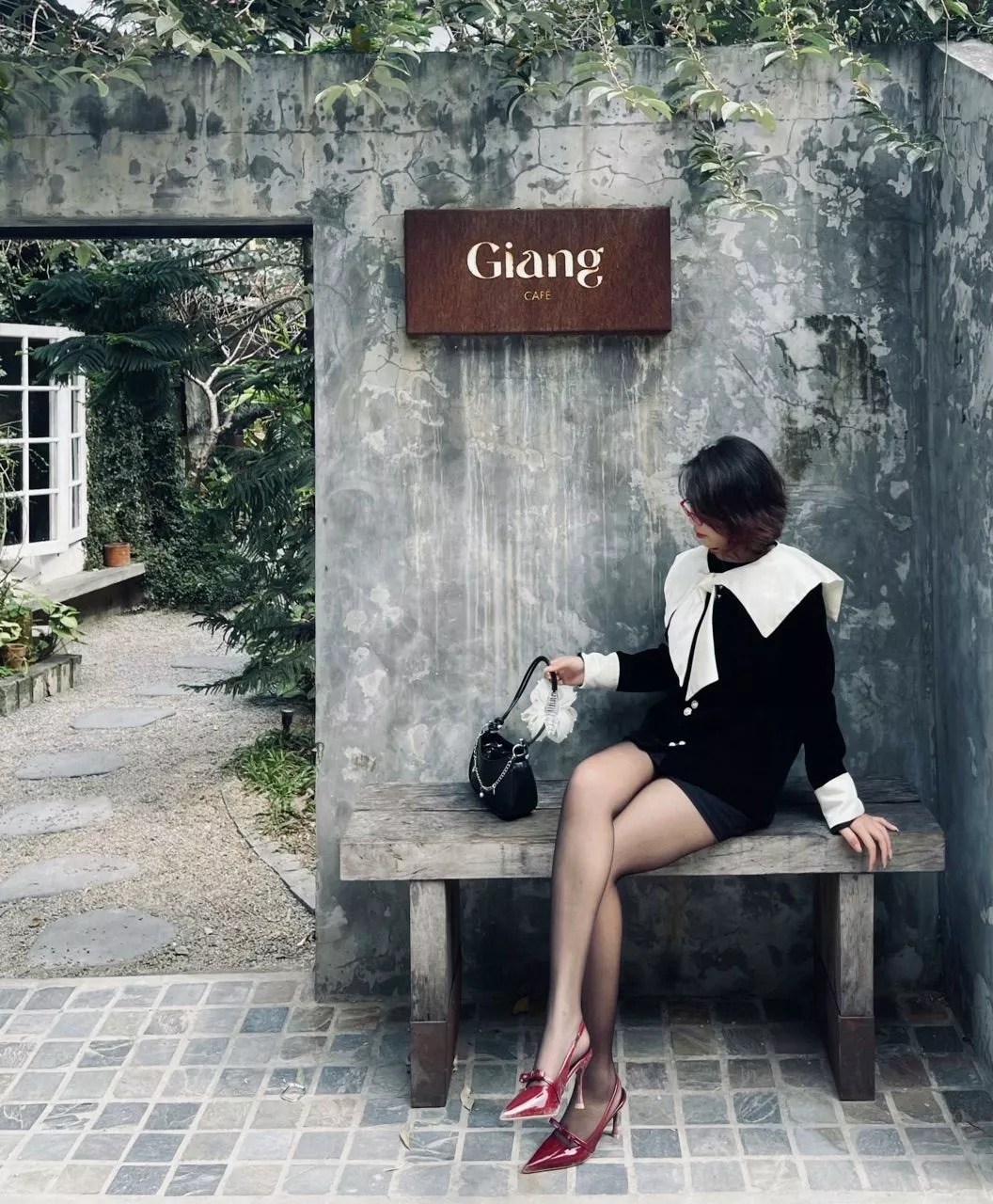 gái xinh váy ngắn đen