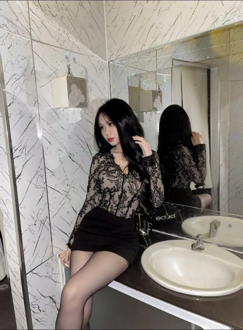 gái đẹp váy ngắn đen