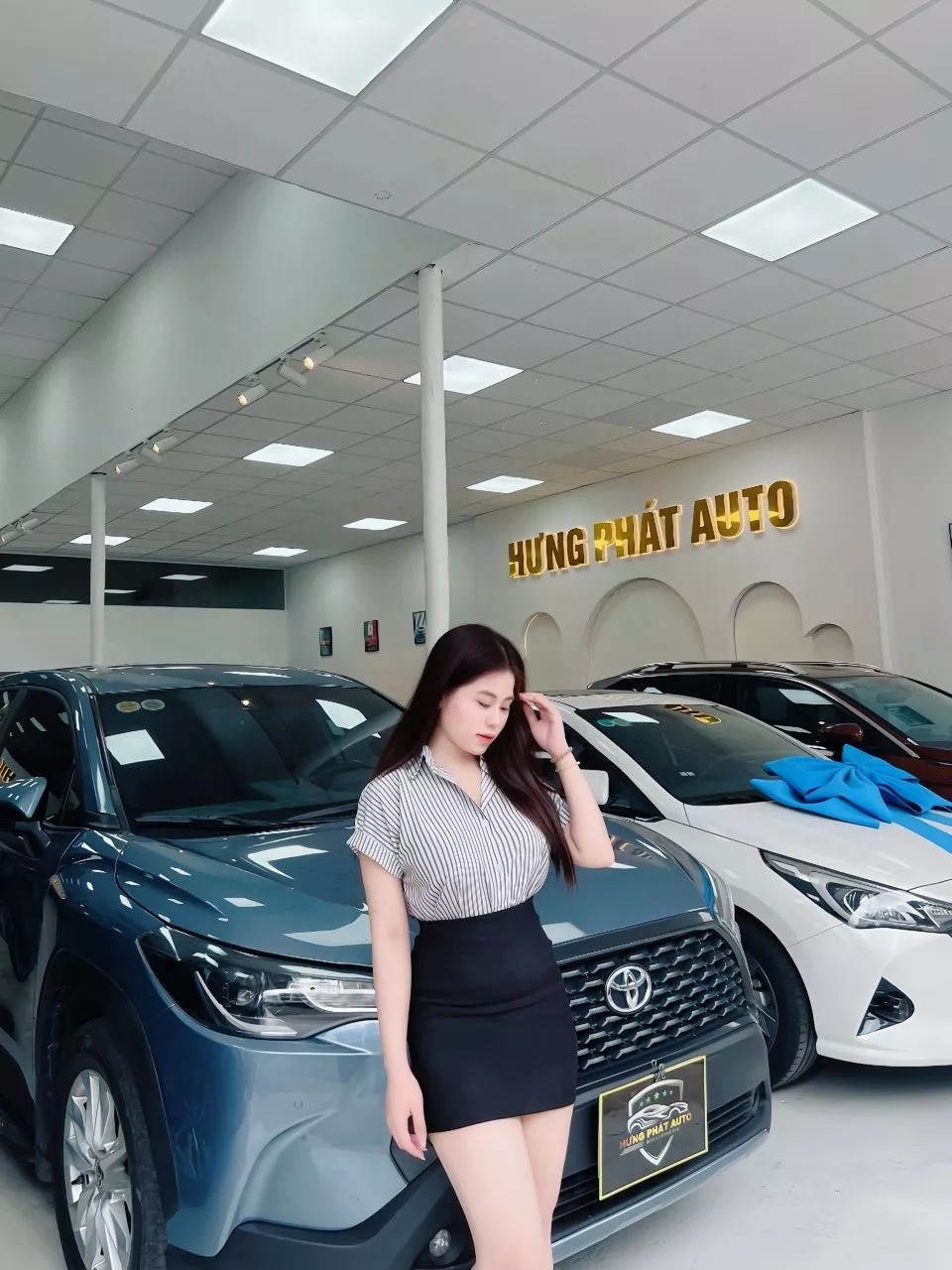 gái xinh mặc váy ngắn đen