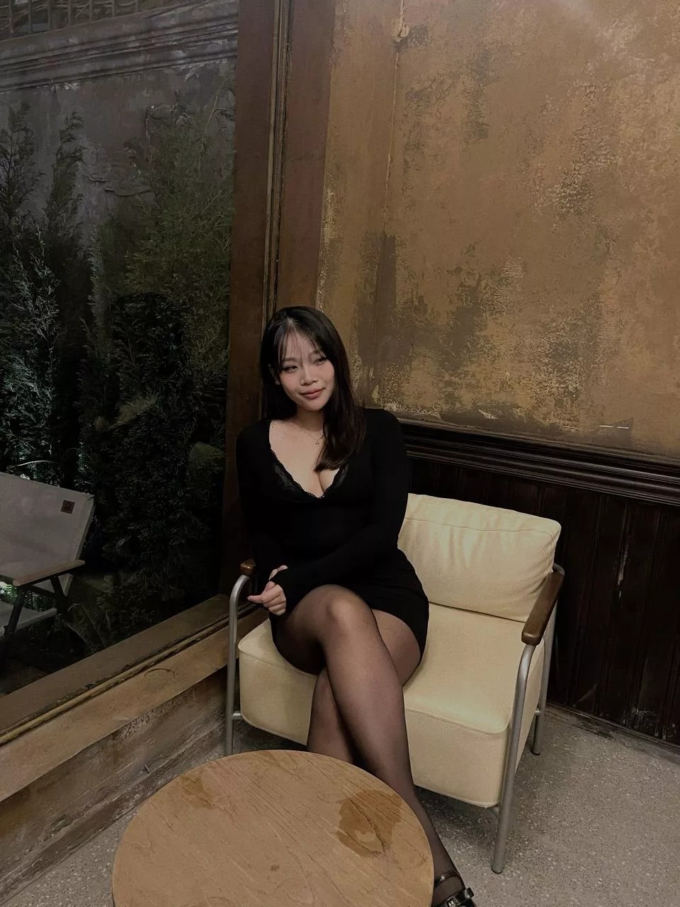 ảnh gái xinh mặc váy ngắn đen