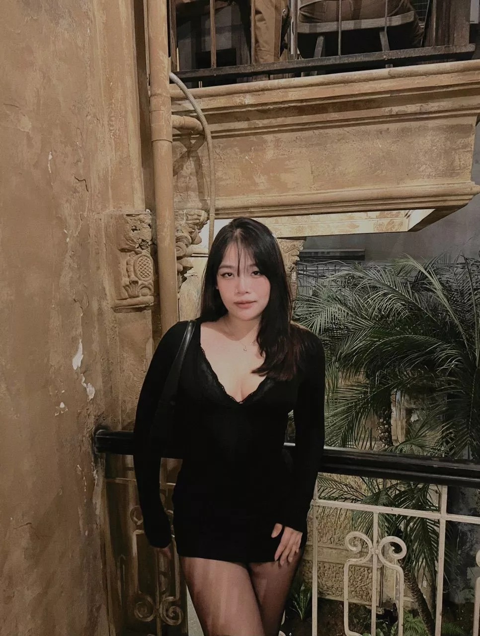 gái đẹp mặc váy ngắn đen