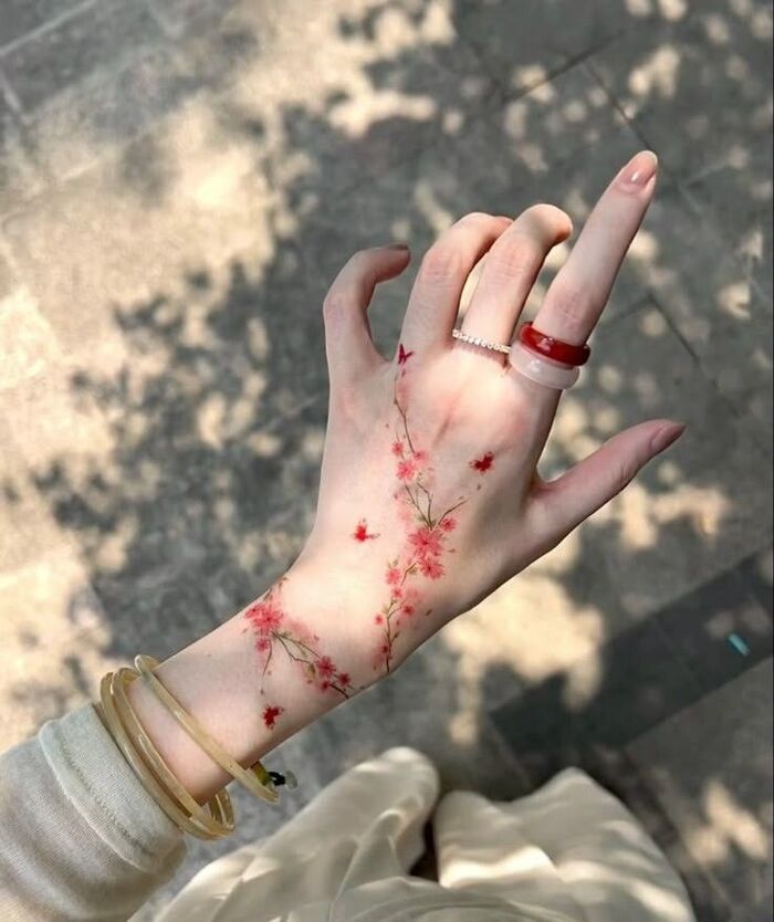 Hình xăm vòng tròn ở bắp tay nữ tinh tế