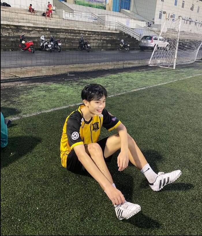 trai đẹp đá bóng