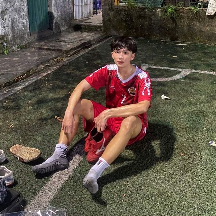 trai đẹp đá bóng
