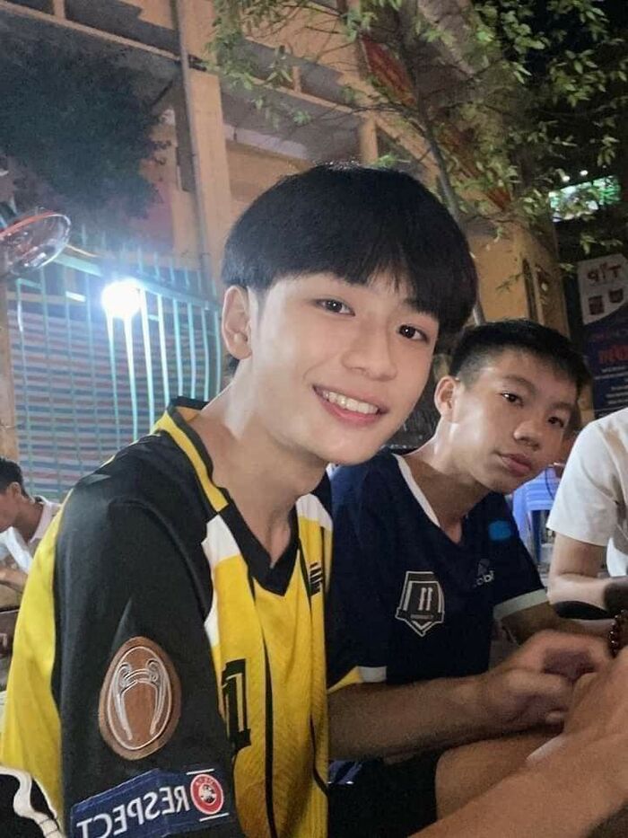 trai đẹp đá bóng