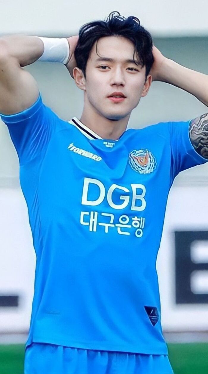 trai đẹp đá bóng