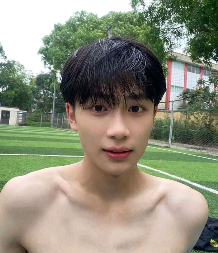 trai đẹp đá bóng