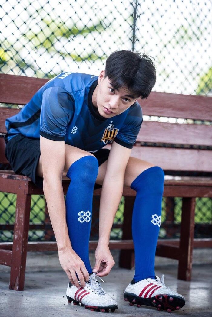 trai đẹp đá bóng