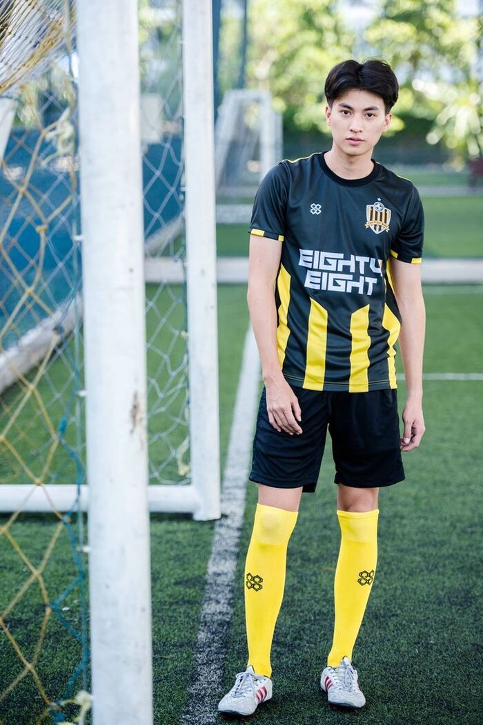 trai đẹp đá bóng