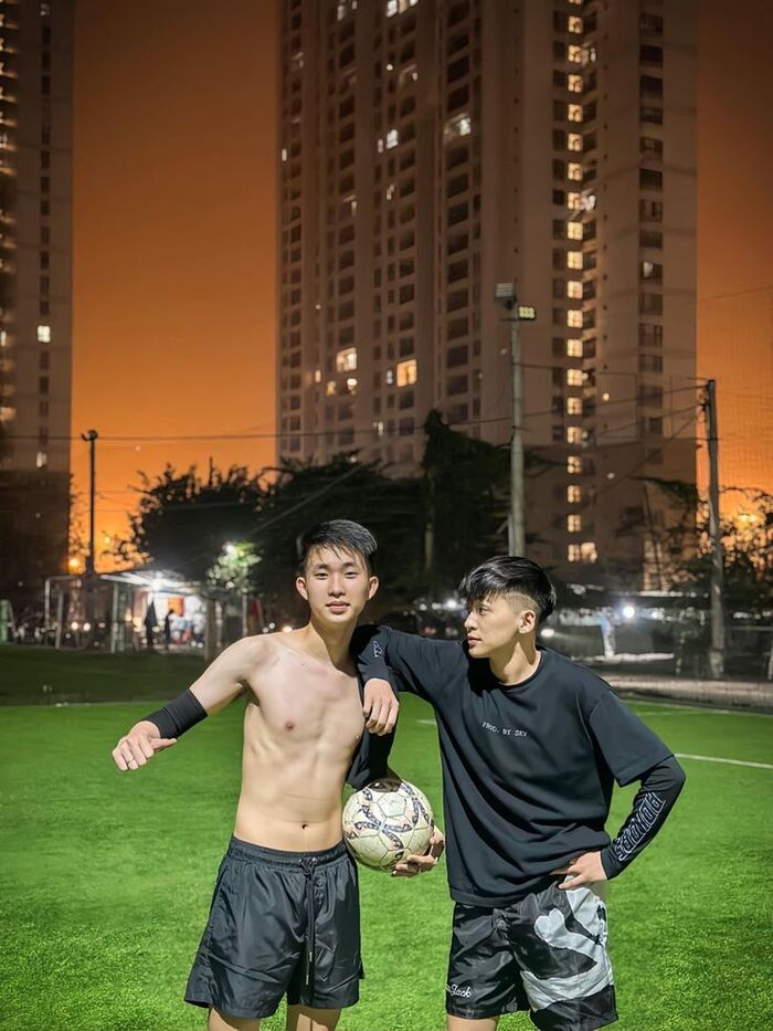 trai đẹp đá bóng