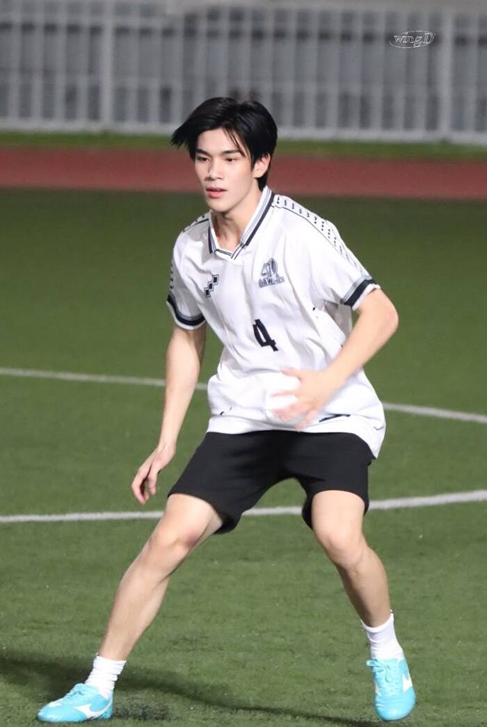 trai đẹp đá bóng
