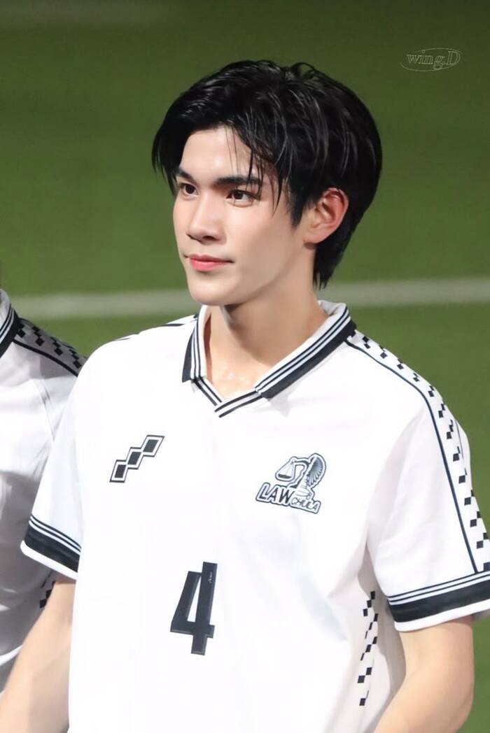 trai đẹp đá bóng