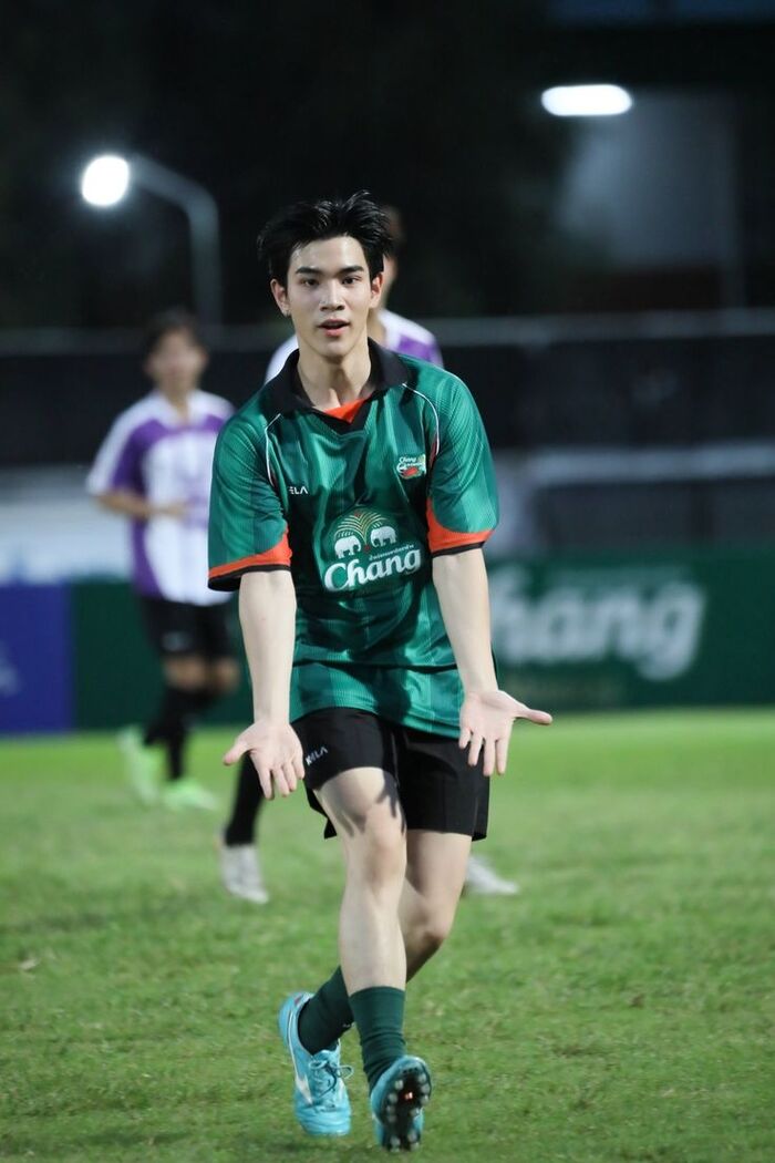 trai đẹp đá bóng