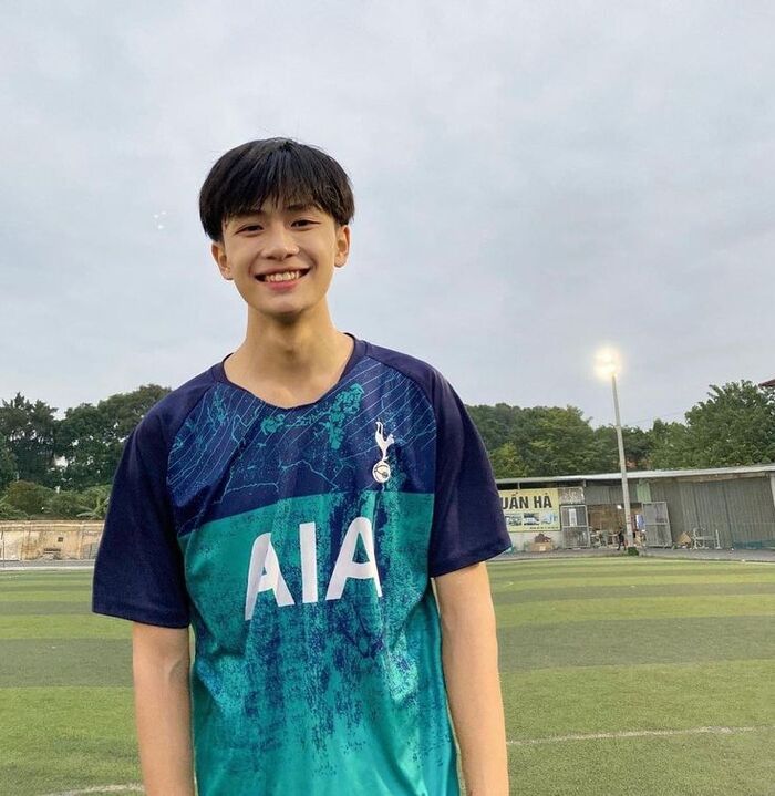 trai đẹp đá bóng