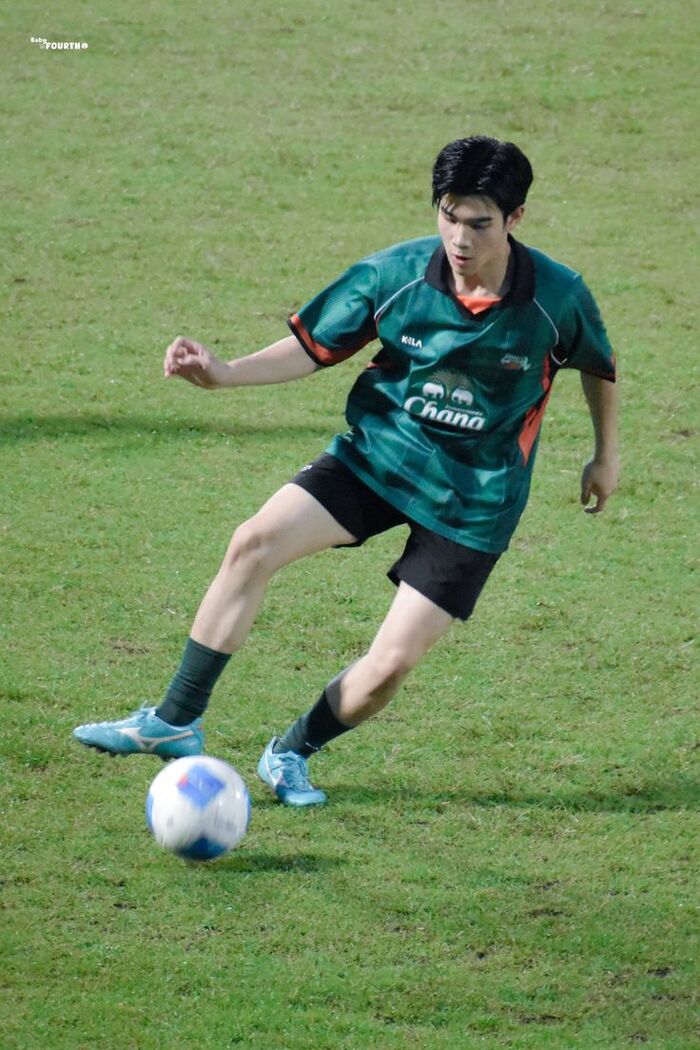 trai đẹp đá bóng