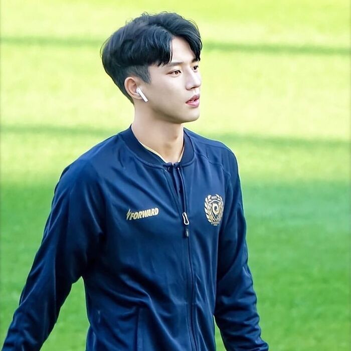 trai đẹp đá bóng