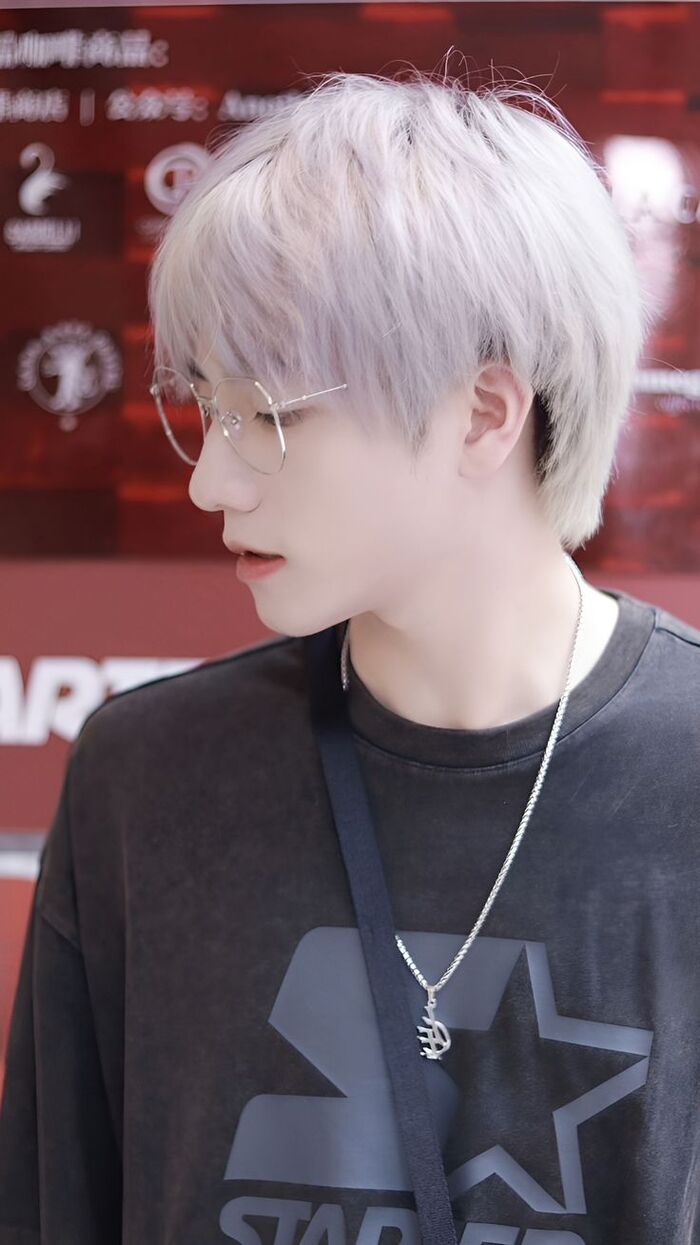 trai đẹp đeo kính