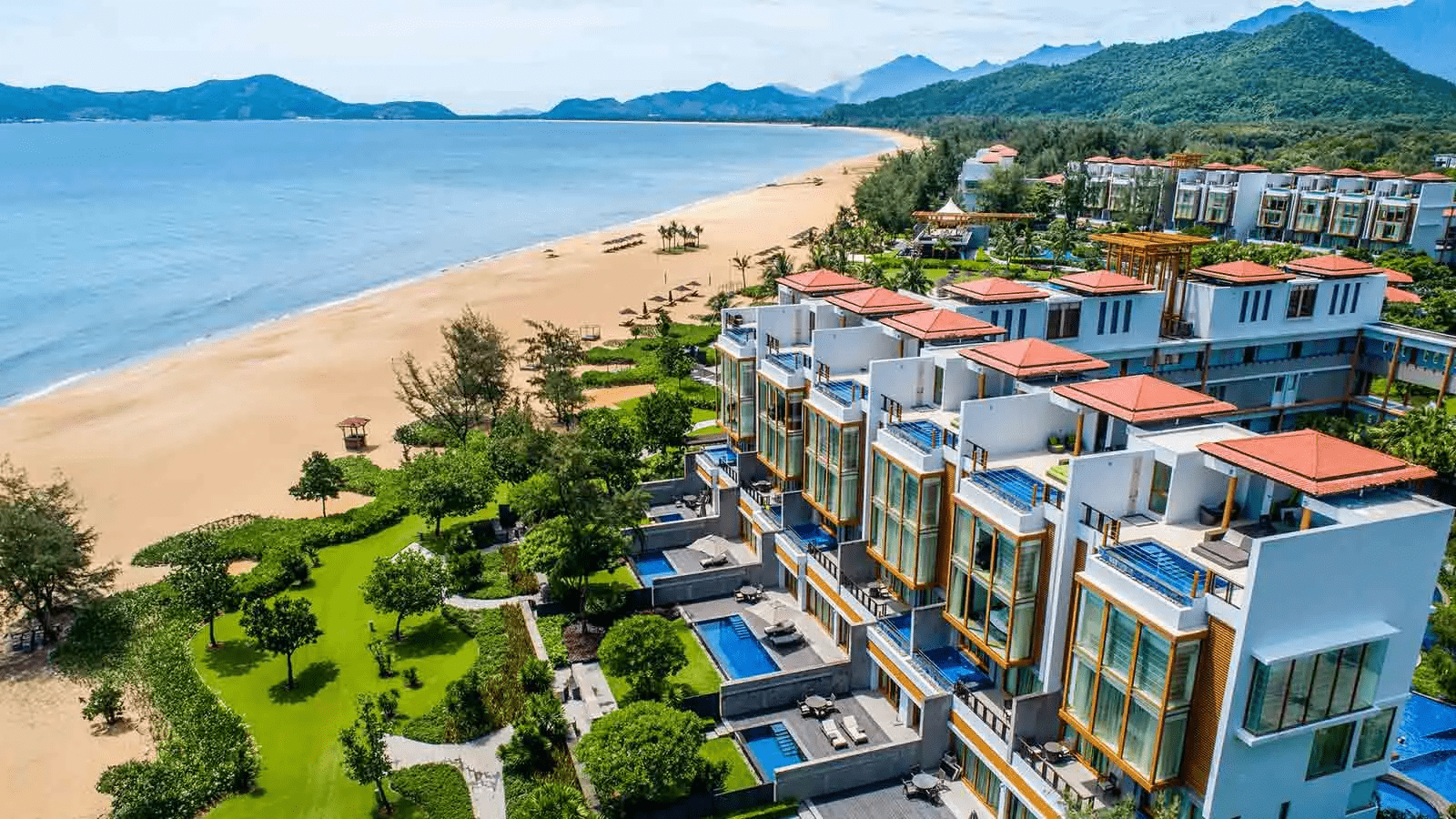 Điểm Danh Những Khách Sạn Biển Đẹp Nhất Việt Nam Angsana Lăng Cô là không gian nghỉ dưỡng vừa sang trọng vừa mang đậm hồn cốt Việt.