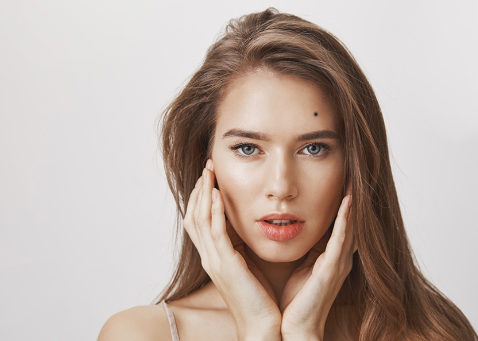 Nốt ruồi trên trán gần chân tóc có ý nghĩa gì? Có nên xóa hay không? nốt ruồi trên trán gần chân tóc