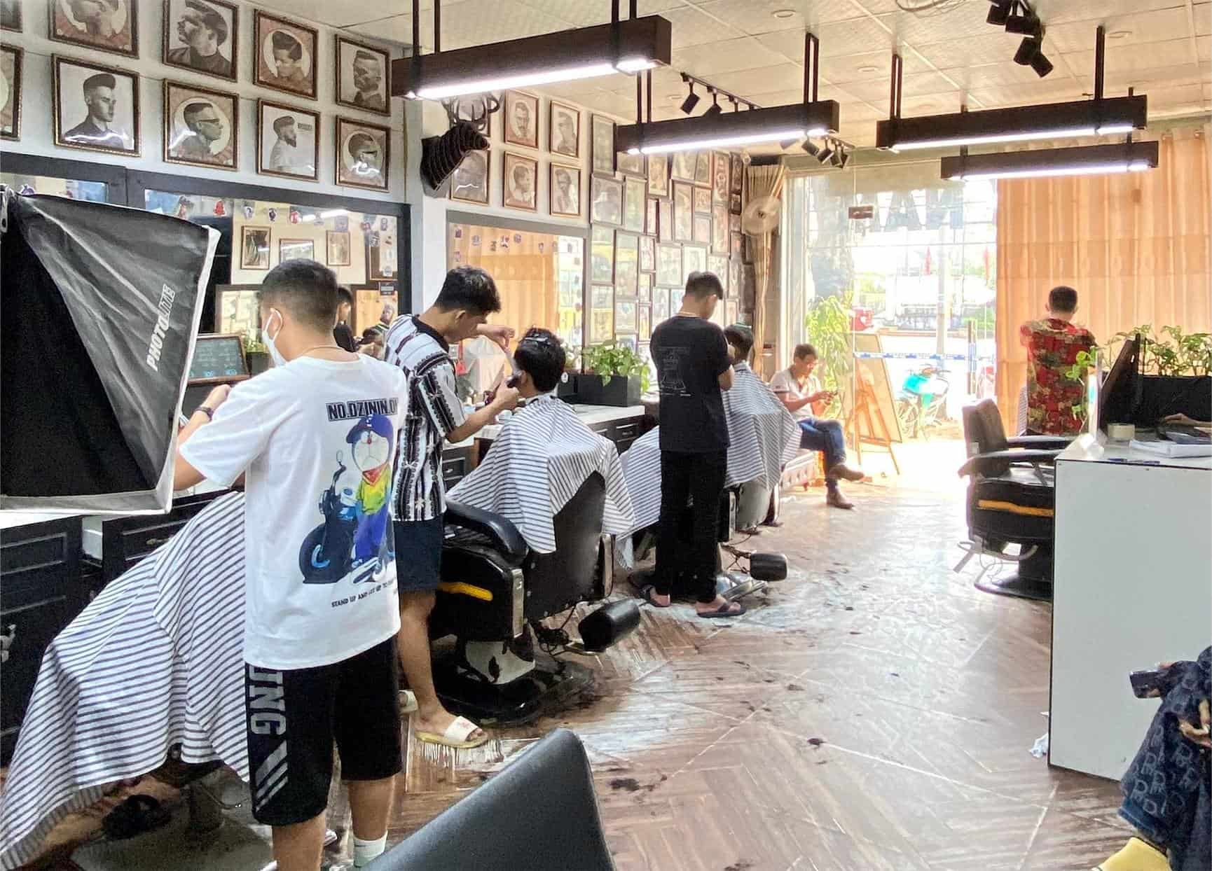 Stylist đang cắt tóc Hà Tĩnh, tạo kiểu tóc nam Hà Tĩnh thời thượng cắt tóc Hà Tĩnh