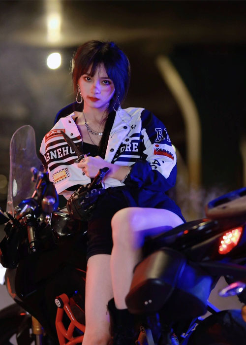 Ảnh gái xinh cool ngầu tạo dáng tự nhiên, style hiện đại