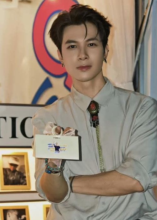 Top 9+ Kiểu Tóc Của Anh Tú Atus siêu điển trai khiến chỉ em mê mẩn Anh Tú Với kiểu tóc side part vuốt ngược