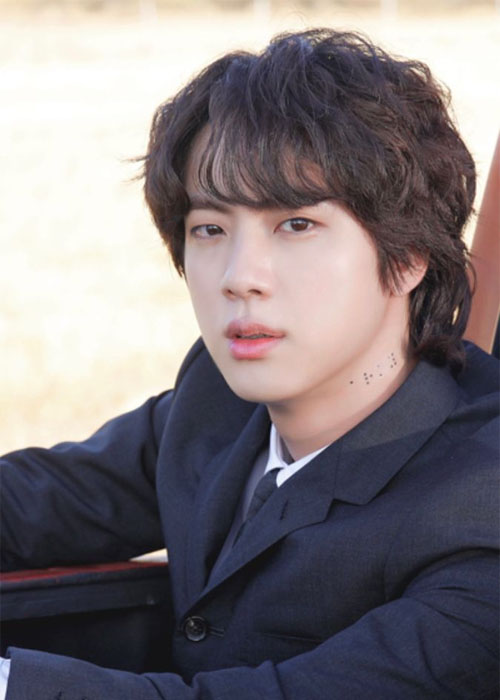 Top 9+ Kiểu Tóc Của Jin BTS Phong Cách Nam Tính, Mạnh Mẽ và Cá Tính Kiểu tóc Curly uốn xoăn nhẹ của Kim Seok-jin