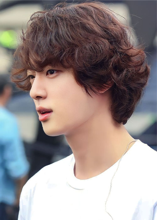 Top 9+ Kiểu Tóc Của Jin BTS Phong Cách Nam Tính, Mạnh Mẽ và Cá Tính Kiểu tóc Curly uốn xoăn nhẹ