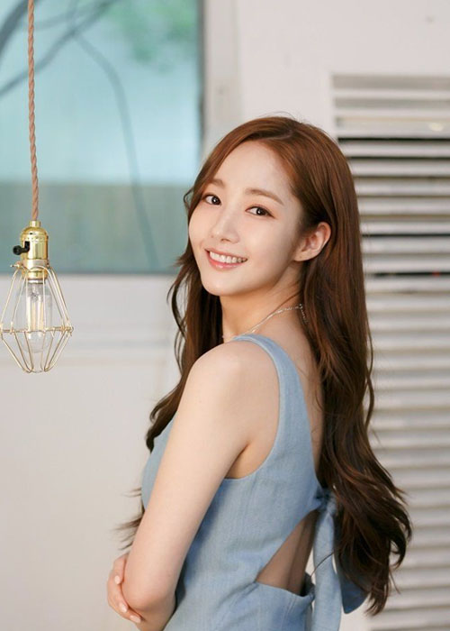 Top 6+ Kiểu Tóc Của Park Min Young Cho Các Cô Nàng Công Sở Kiểu tóc dài xoăn nhẹ của Park Min Young